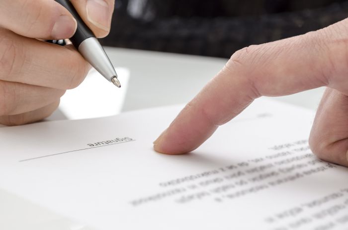 Projeto proíbe cláusula de fidelização em contratos de serviço