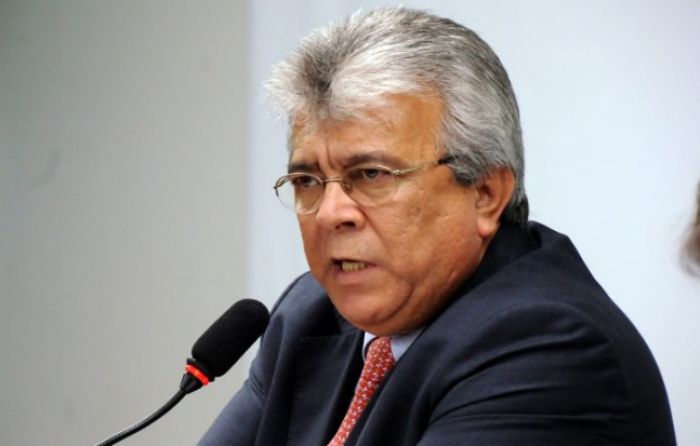 Almeida Lima assume responsabilidade por inauguração antecipada do Centro de Nefrologia