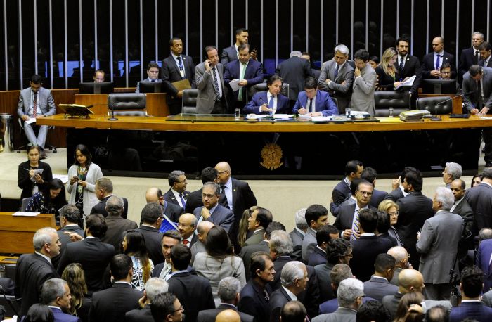 Ferramenta auxilia na pesquisa de processos de políticos