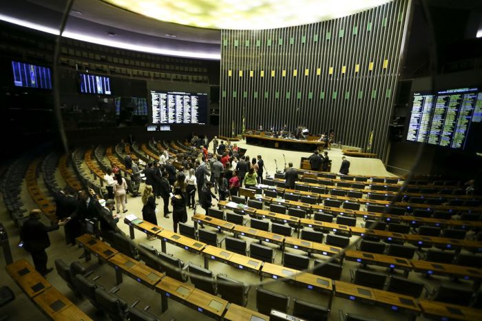 Estudo mostra que 75% dos deputados federais devem se reeleger
