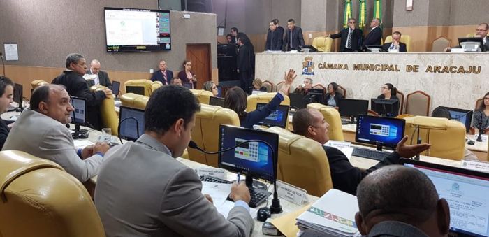 Projeto prevê desconto no salário de vereadores faltosos