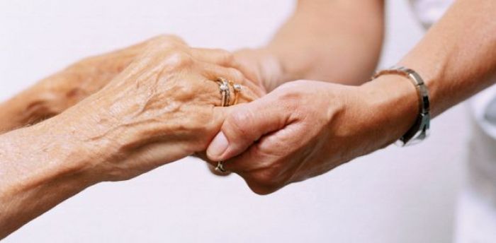 Proposta autoriza dedução do IR de despesas com cuidadores de idosos