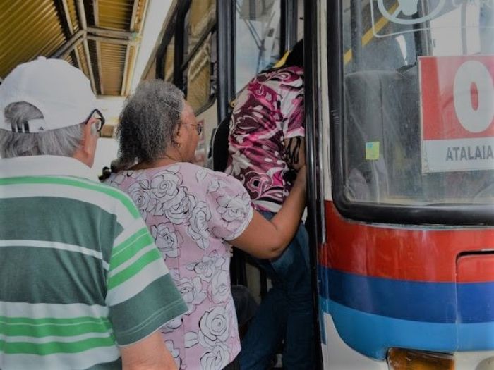 Iran Barbosa defende gratuidade para idosos no transporte coletivo