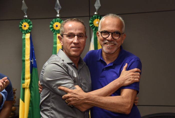 Edvaldo transmite interinamente cargo de prefeito para Nitinho