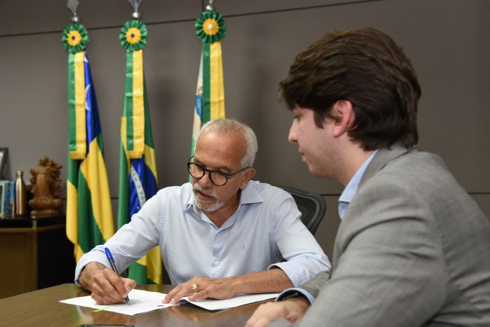 Edvaldo sanciona lei que proíbe canudos de plástico em estabelecimentos de Aracaju