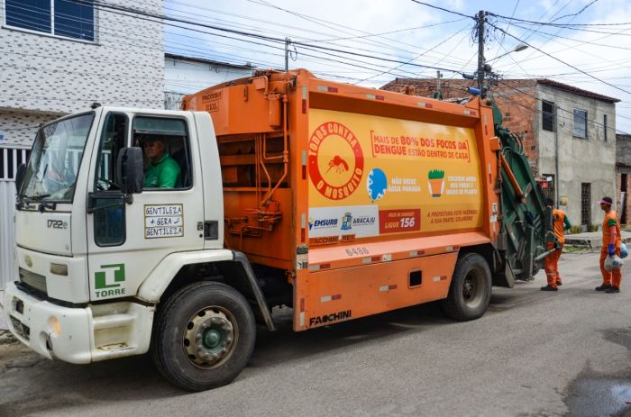 Veículos de limpeza pública levam campanhas de conscientização em Aracaju