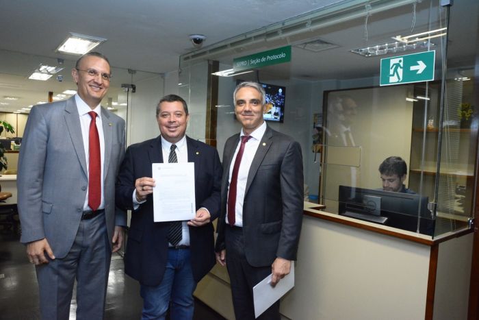 Deputados de Sergipe protocolam CPI para investigar companhias aéreas