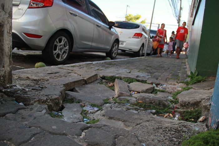 Aracajuanos reclamam da falta de estrutura nas calçadas da cidade