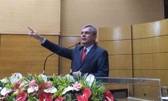 Iran Barbosa afirma que projetos retiram direitos do Magistério