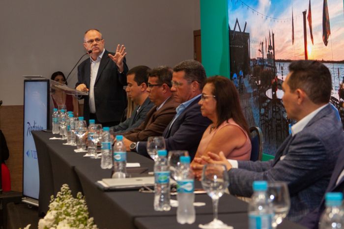 Governador destaca investimentos no Turismo em evento na Orla da Atalaia