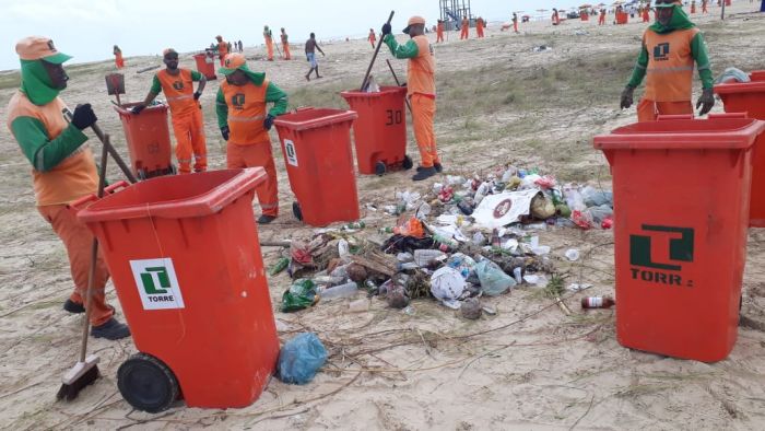 Após Réveillon, Emsurb recolhe 32,21 toneladas de lixo na Orla da Atalaia