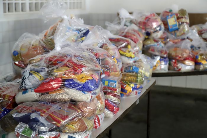 Prefeitura inicia entrega de kits alimentação aos alunos da rede municipal de ensino