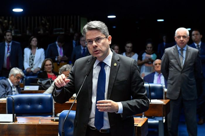 Senador Alessandro pede adiamento da votação contra Fake News