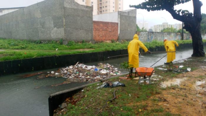Prefeitura realiza limpeza de canais em diversos bairros neste domingo, 12