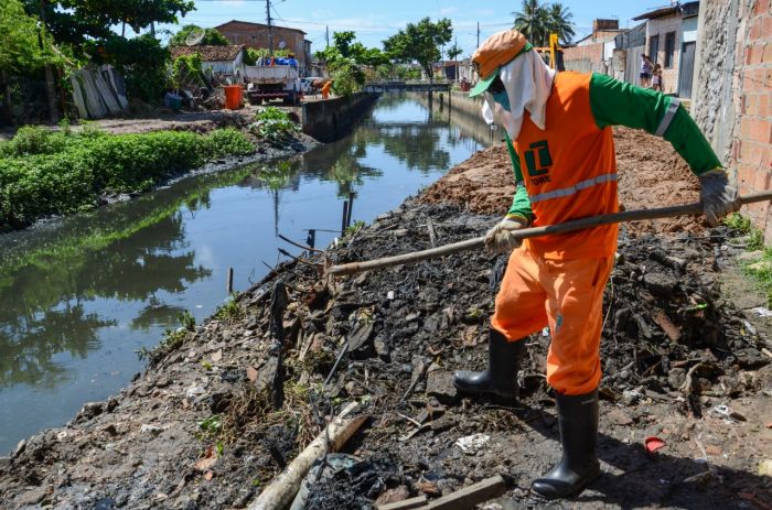 De forma planejada, Prefeitura assegura limpeza contínua dos canais de Aracaju