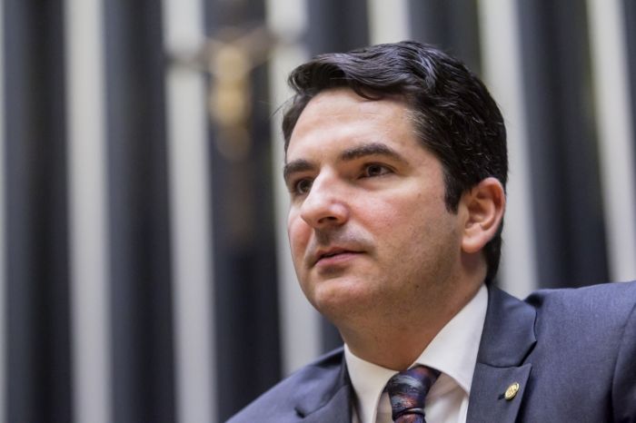 Bolsonaro afasta Carla Zambelli e indica Gustinho Ribeiro para vice-liderança