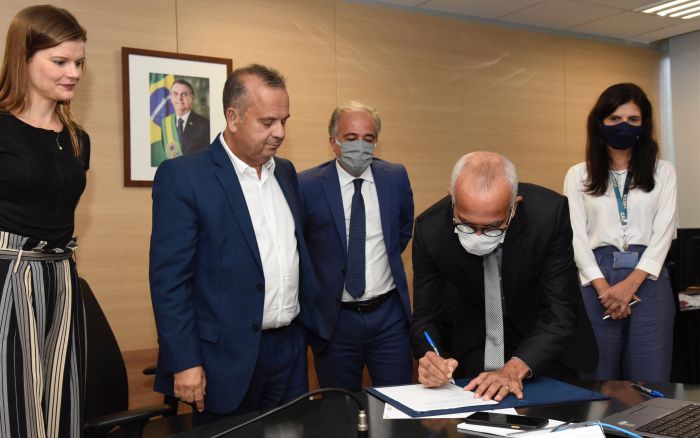 Edvaldo assina contrato da Parceria Público-Privada para colocação de lâmpadas de LED em Aracaju