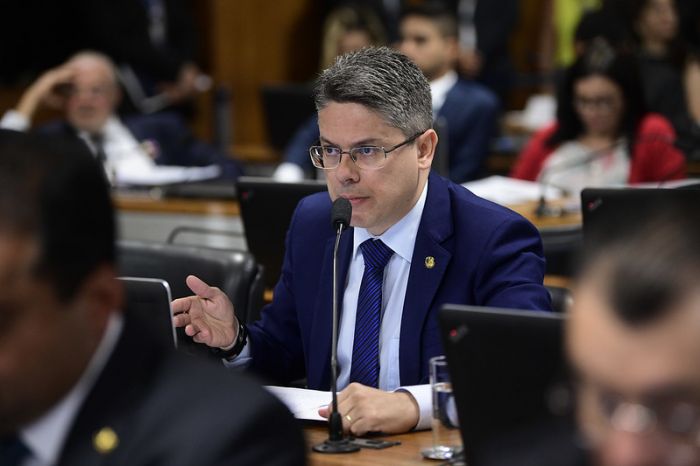 Alessandro Vieira quer prorrogação imediata do auxílio emergencial