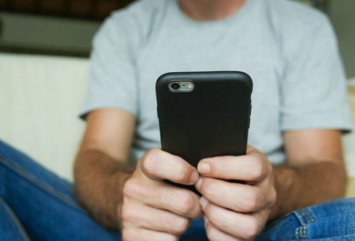 Deputados aprovam aumento de pena para golpes com uso de celulares praticados por presidiários