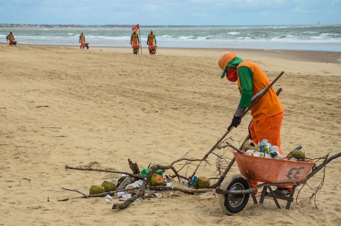 No período de alta estação, Prefeitura intensifica limpeza em regiões de praias