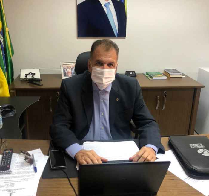 Deputado defende volta às aulas apenas depois da vacinação de toda a população