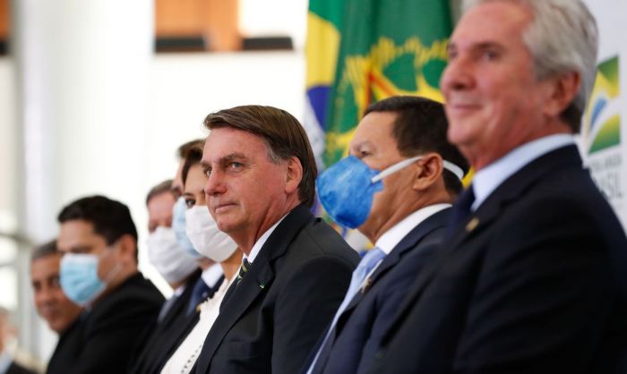 Bolsonaro afirma que governo negocia novo auxílio aos trabalhadores informais