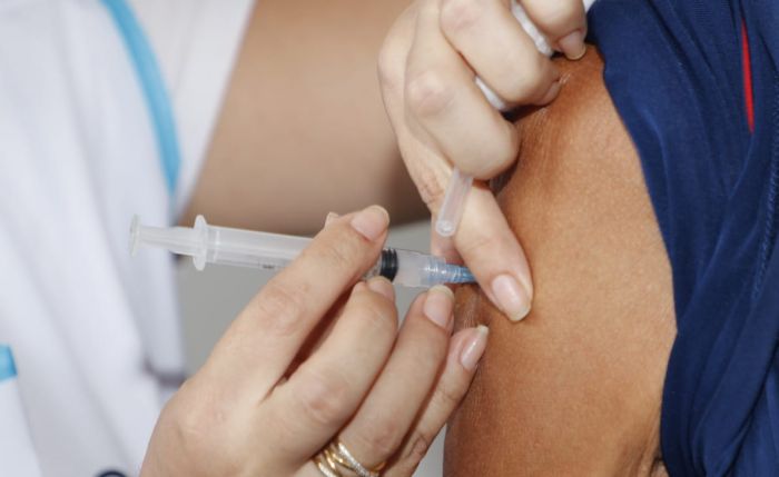 Um mês após distribuição de vacinas, apenas 12 cidades concluíram aplicação da 1ª dose