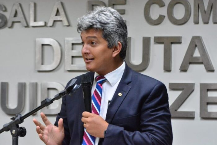 Deputado diz que governador está no “modo avião” contra a Covid