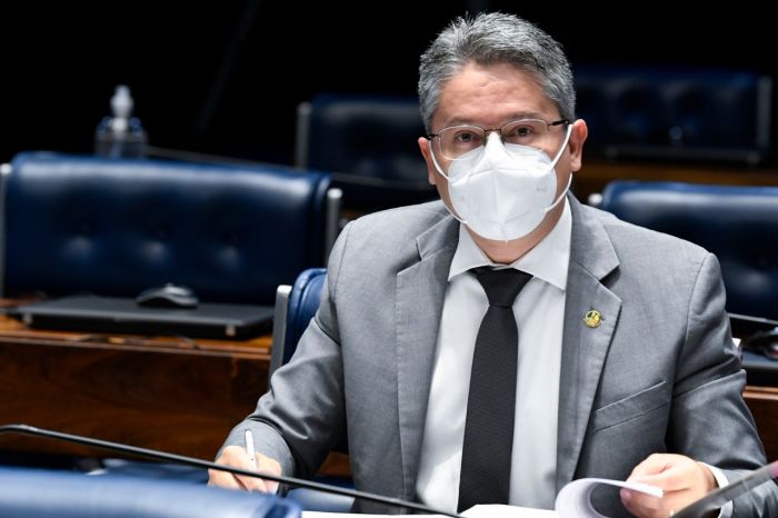 Senador Alessandro Vieira testa positivo para Covid-19