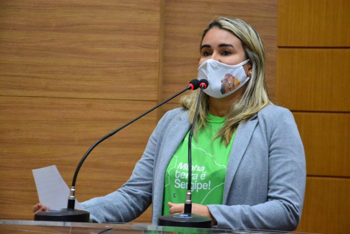 Kitty cobra posição de deputadas em acusações contra pastores