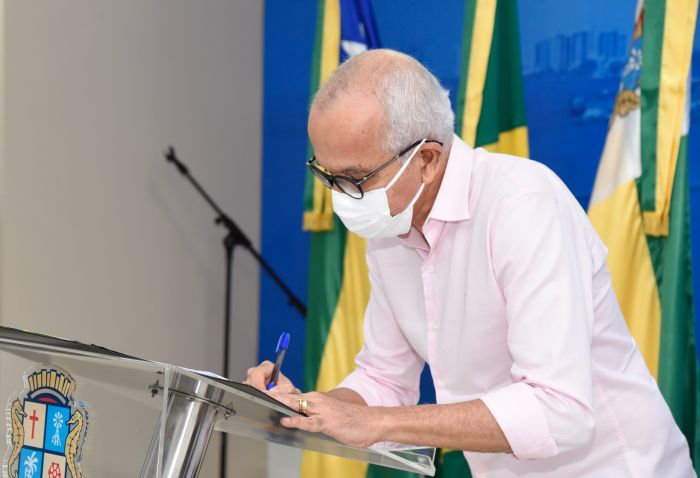 Edvaldo sanciona leis para criação do Auxílio Municipal Emergencial e remissão de débitos do IPTU