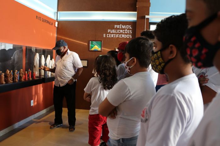 Artista revela inspirações da exposição Sertão Véio a crianças