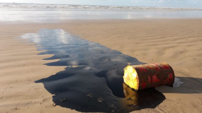 Justiça Federal em Sergipe vai julgar Bolsonaro e Ricardo Salles por derramamento de óleo em praias do Nordeste
