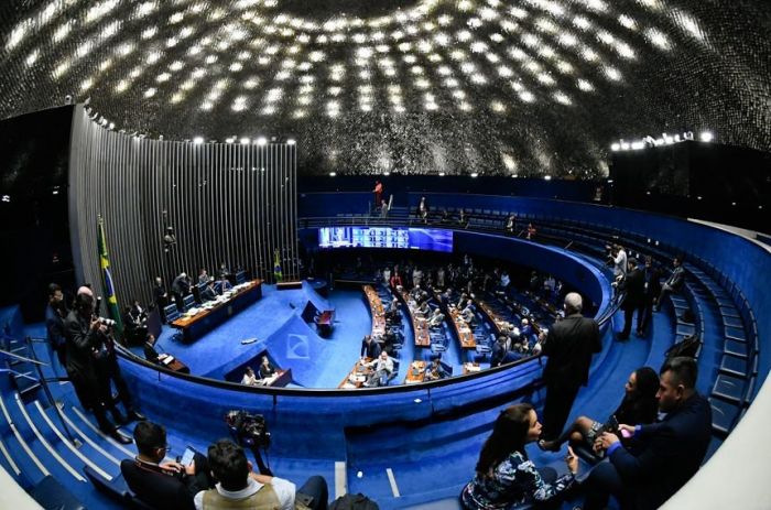 Senadores aprovam projeto para conter preços da gasolina, gás e diesel