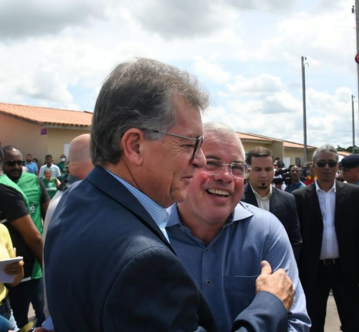 Durante entrega de moradias, Padre Inaldo destaca atuação de Laércio Oliveira em Nossa Senhora do Socorro
