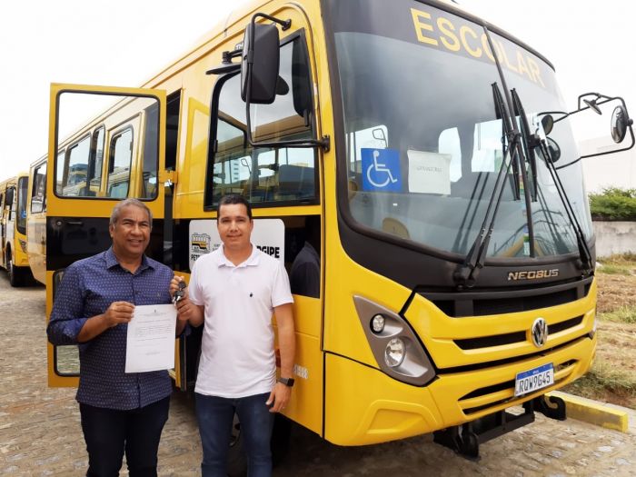 Laranjeiras recebe dois ônibus escolares novinhos do Governo do Estado