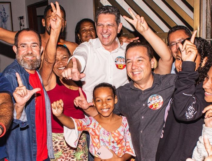 Valadares Filho inicia campanha ao lado de Rogério no bairro Santos Dumont