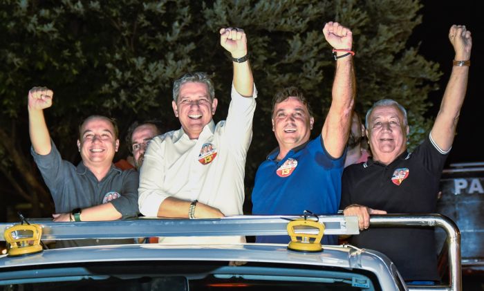 Rogério Carvalho é recebido com festa no bairro Santos Dumont, em Aracaju