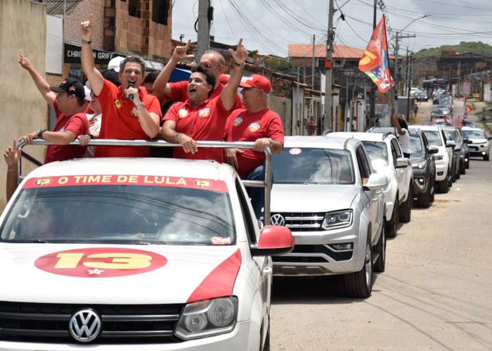 Rogério realiza carreata e é recebido com entusiasmo no Santa Maria