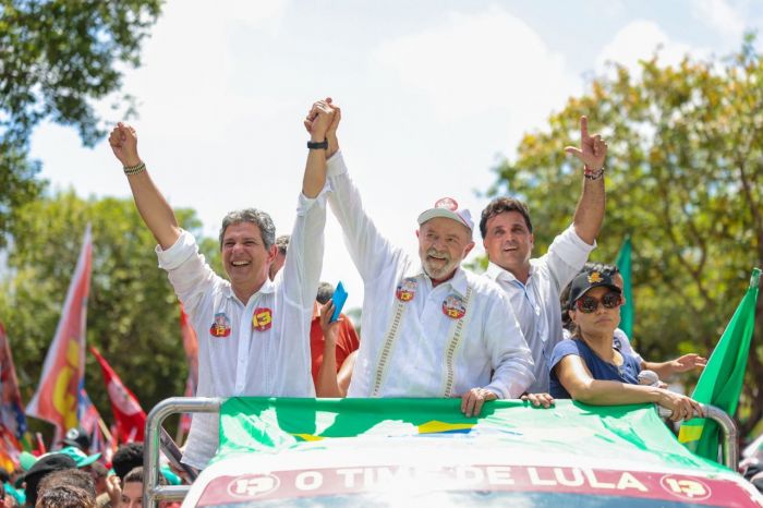 Lula realiza ato em Aracaju e pede para o povo de Sergipe votar em Rogério Carvalho