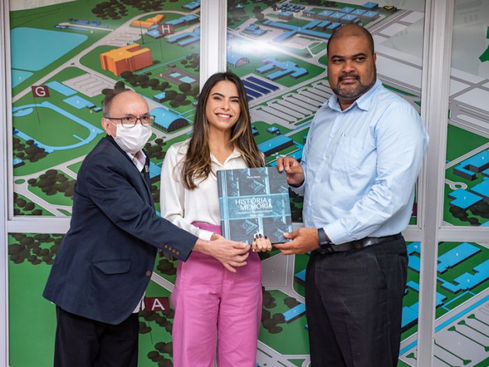 Yandra Moura visita reitor da UFS e assume compromisso com Campus do Sertão