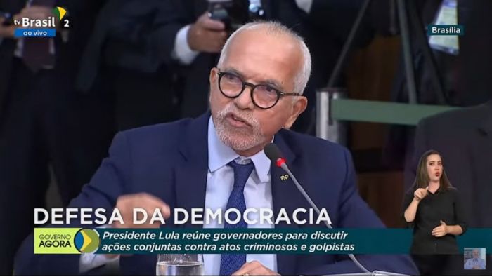Presidente da FNP, Edvaldo representa prefeitos em ato em defesa da democracia com o presidente Lula