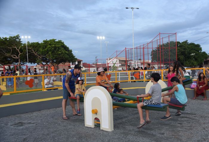 Prefeito Edvaldo entrega praça e autoriza obra de nova escola no bairro Areia Branca