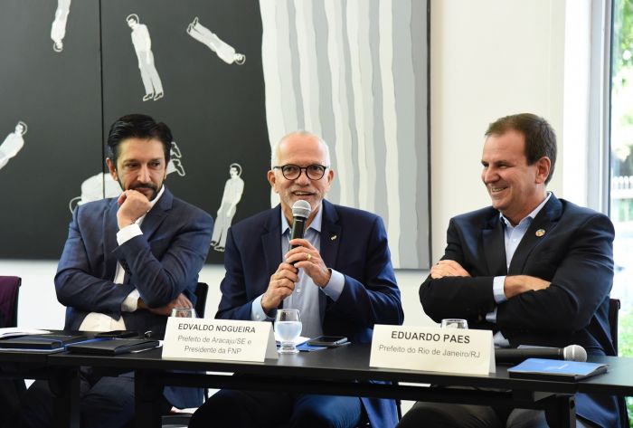 Presidente da FNP, Edvaldo lidera reunião com prefeitos sobre transporte público