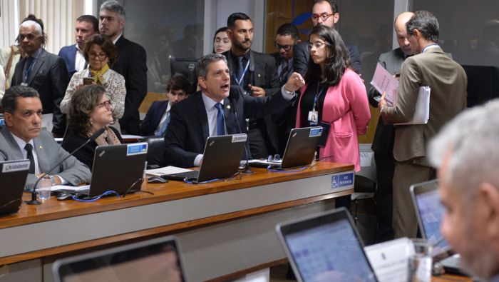 Comissão aprova novo regime fiscal. Texto vai ao plenário