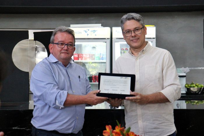 Fecomércio homenageia senador Alessandro Vieira