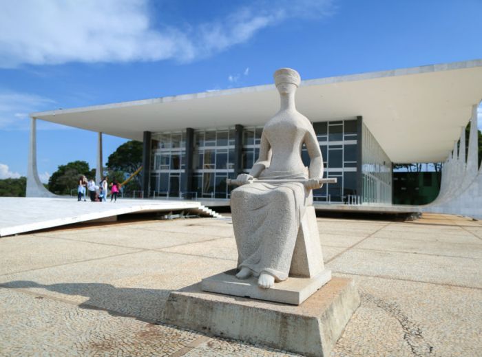 Ministra do STF recebe livro sobre influência do Banco Mundial na Reforma Trabalhista