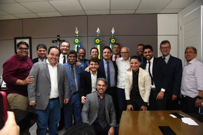 Prefeito Edvaldo se afasta por 15 dias para missão oficial na China; presidente da Câmara assume PMA