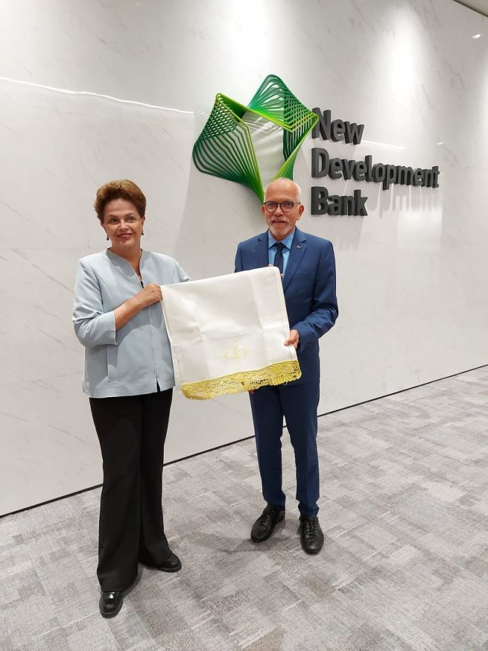Prefeito Edvaldo é recebido pela presidente do banco dos Brics, Dilma Rousseff, e define data de assinatura do contrato