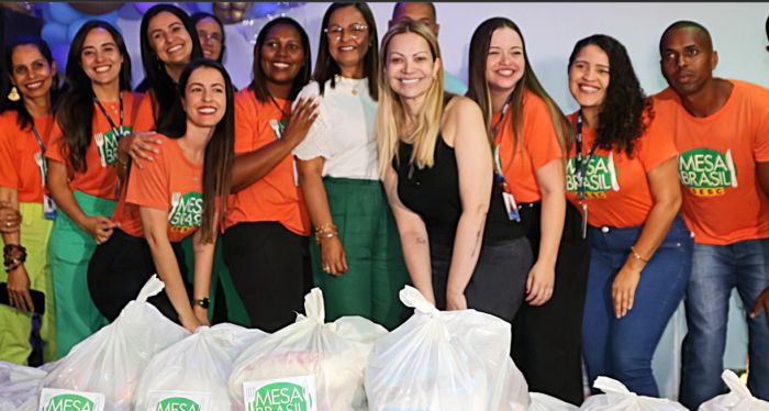 Solange Almeida faz entrega simbólica dos alimentos arrecadados